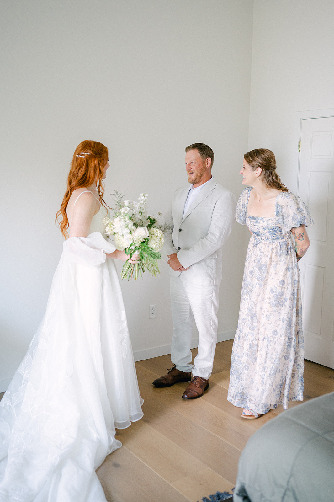 Emotional first look between the bride and her parents