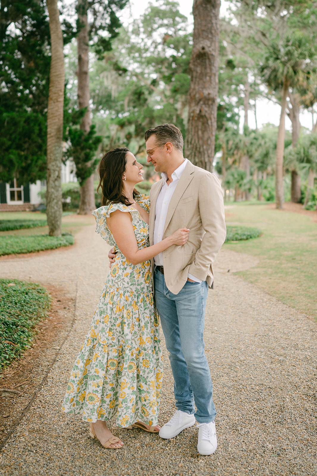 Romantic spring engagement photo outfits. 