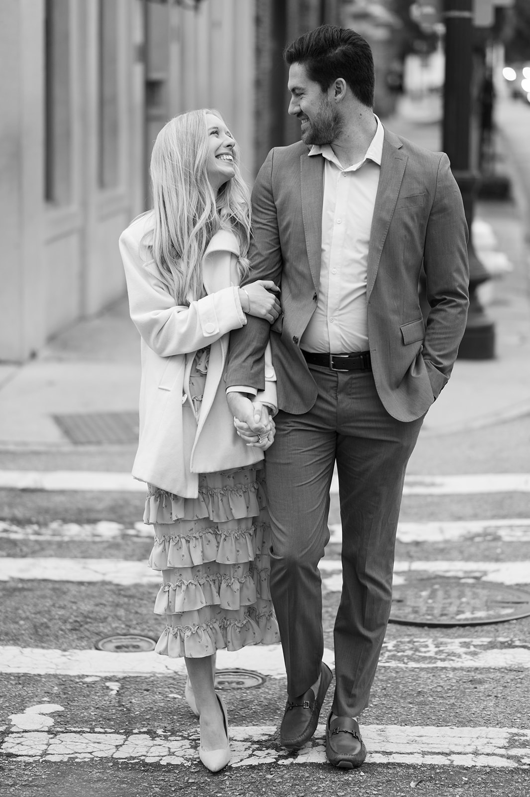 Romantic urban engagement photo outfits for fall. 
