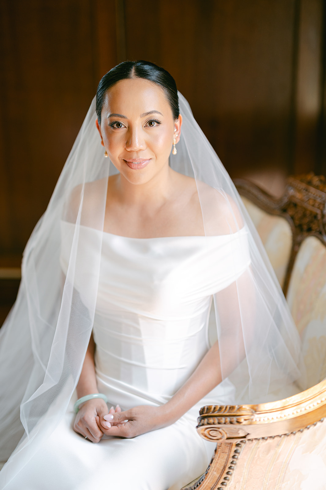 Classic bridal portrait in the bridal suite at Kohl Mansion
