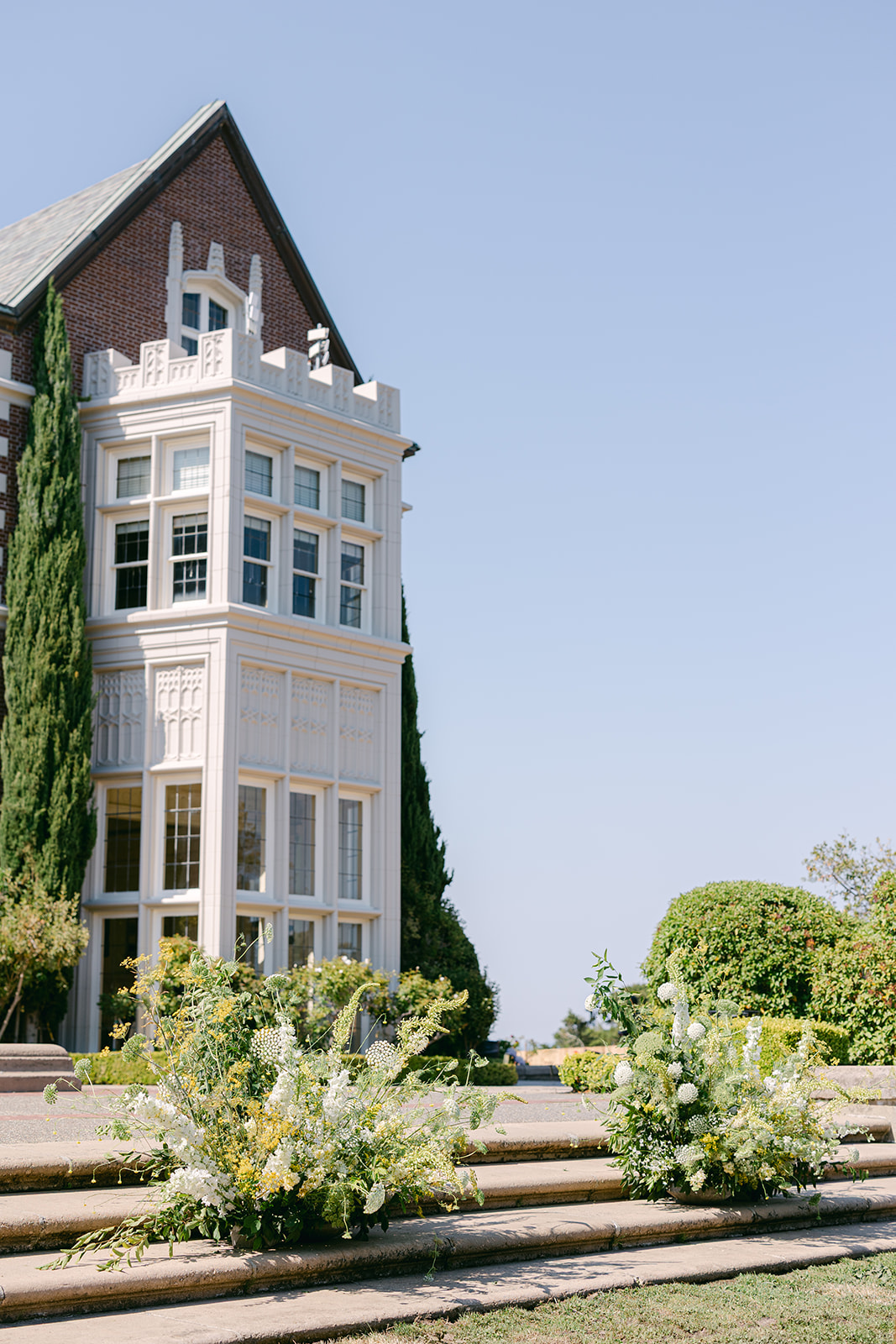 Organic floral ceremony décor at Kohl Mansion wedding.